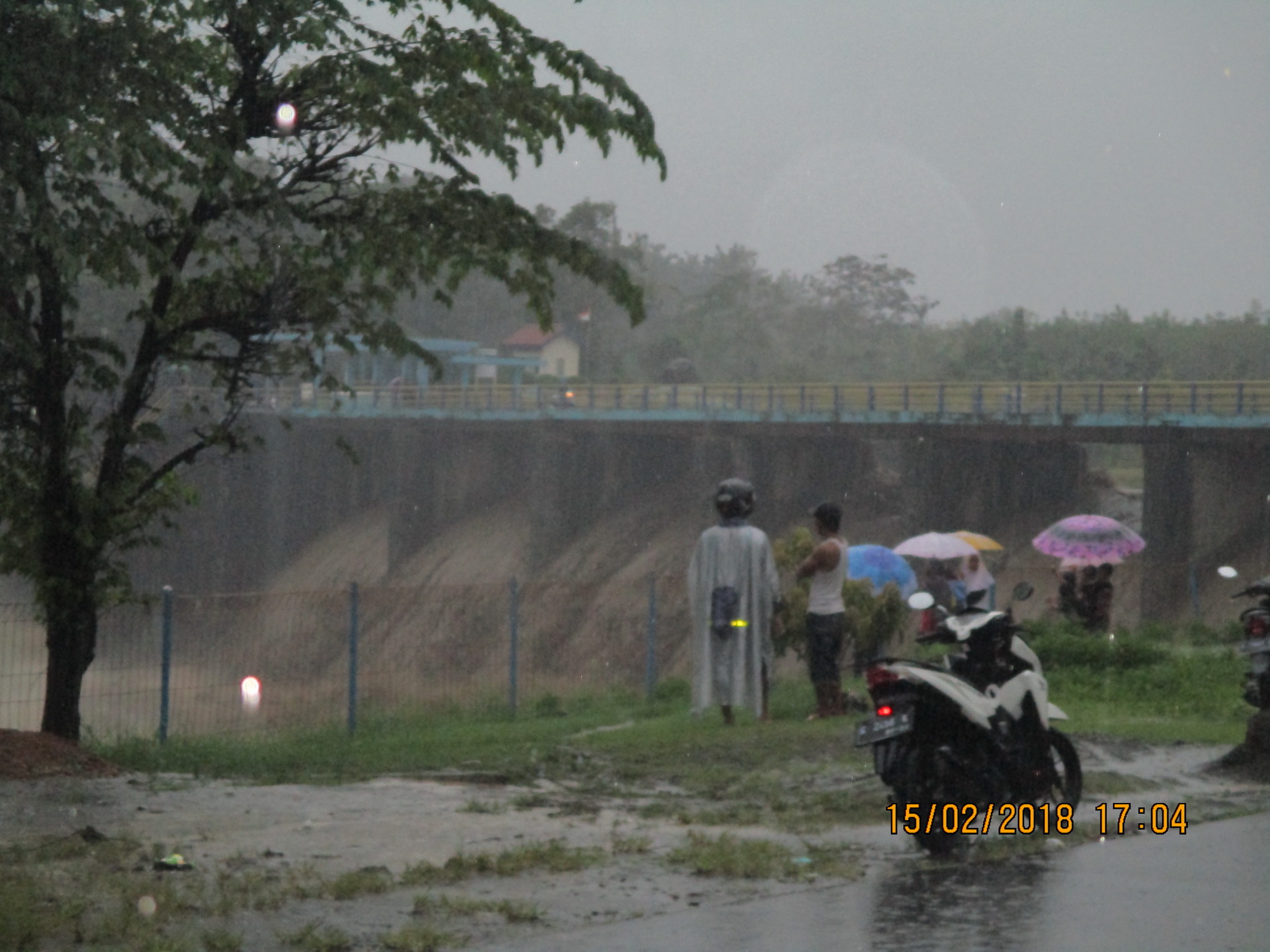 Dampak Dari Naiknya Debit Air Di Bendungan Kaliwadas Desa Jatiroyom